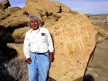 Przedstawiciel Hopi obok rysunku przedstawiającego latającą tarczę