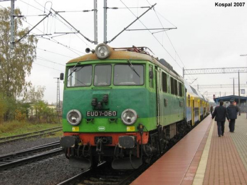 21.10.2007 (Rzepin) EU07-060 z pociągiem osobowym z Poznania Gł do Frankfurtu N/O