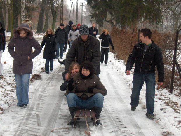 Rozpoczęły się przygotowania do studniówki A.D. 2008. 8 stycznia w szkole gościł kamerzysta, ktorego zadaniem było nakręcenie czołówki do studniówkowej kasety. Wykorzystując zimową aurę, przerywaną opadami deszczu, maturzyści zorganizowali sobie kulig...