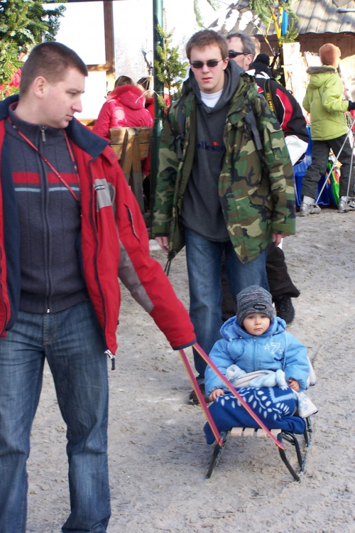 nie będę męczył nóg, ojciec niech mnie ciągnie na sankach