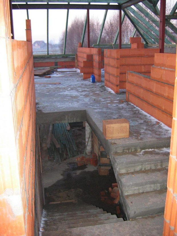 widok z pokoju nad garażem na klatkę schodową w dół i korytarz na poddaszu