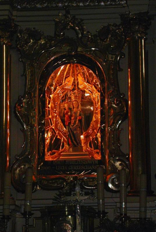 figura Matki Boskiej Leśniowskiej w ołtarzu głównym
