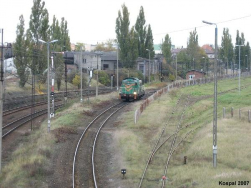 22.10.2007 SM42 zjeżdża łącznikiem z górnego poziomu na dolny po pociąg towarowy.