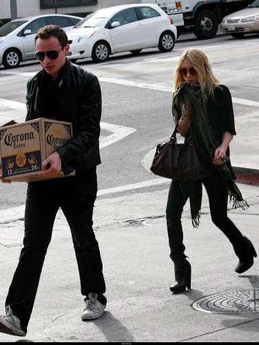 MK stops at Gil Turners Liquor store in West Hollywood-paparazzi grudzień 2007