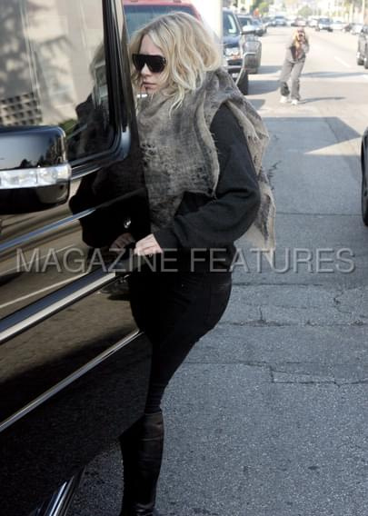 Ashley gets in her car in West-Hollywood and checks out a house-paparazzi styczeń 2008