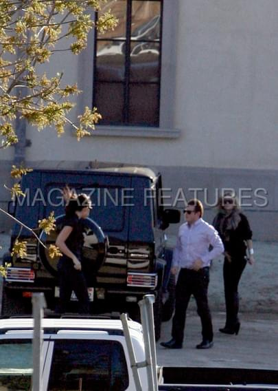 Ashley gets in her car in West-Hollywood and checks out a house-paparazzi styczeń 2008