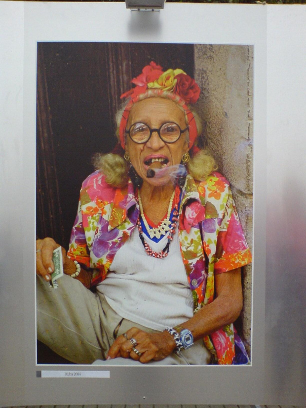 Wystawa nietypowych fotografii #fotografie #fotki #zdjęcia #babcia #cygaro #śmieszna