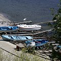 Rybackie łodzie leniwie wygrzewające sie w słońcu na brzegu portu w Ahtopolu #Ahtopol #Bułgaria #port