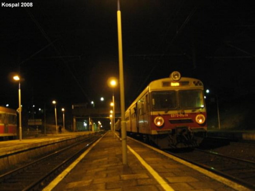 15.02.2008 EN57-1945 + ED72-015 jako pociąg przyspieszony REGALICA z Szczecina Gł do Rzepina czeka na godzinę odjazdu.