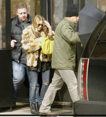 MK with her bodyguard in NYC-paparazzi luty 2008