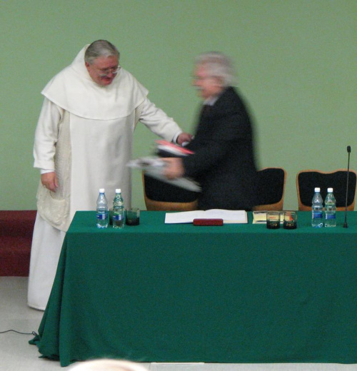 Ojciec rektor Eustachy Rakoczy (paulin z klasztoru na Jasnej Górze) podejmuje prof. J. R. Nowaka (z R.M. Rydzyk Company) na wykładzie z okazji wydania antypolskiej publikacji.