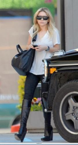 Ashley leaving a building in Culver City-paparazzi luty 2008