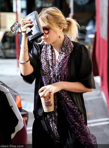 MK stops by Coffee Bean-paparazzi luty 2008