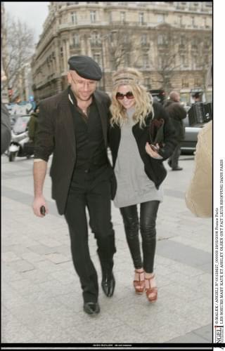 MK and Ash shopping in Paris-paparazzi luty 2008