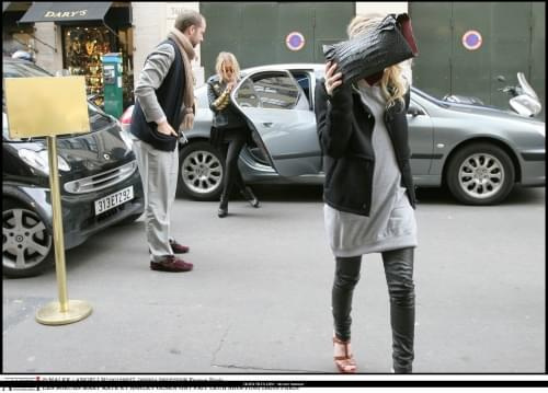 MK and Ash shopping in Paris-paparazzi luty 2008