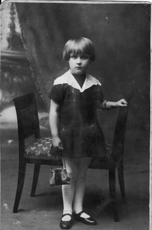 Moja Mama.Zdjęcie zrobione około 1930r.
Z tyłu pieczątka:Fotografia Artystyczna M.. .JURES Nowy Dwór #ludzie #rodzina #znajomi