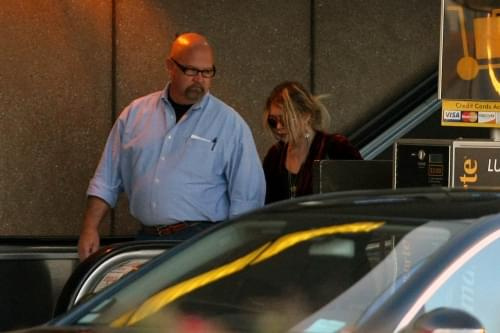 MK arriving at Los Angeles airport from New York-paparazzi marzec 2008