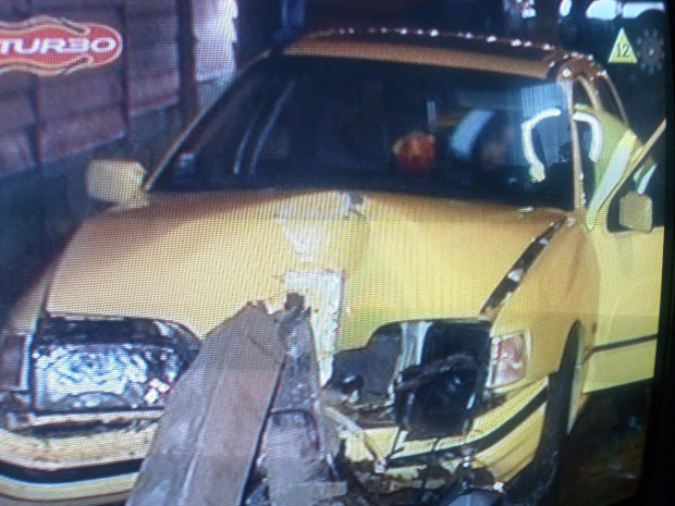 fotka komorka robiona z ekranu tv Ford Sierra w programie Wypadek - Przypadek TVN Turbo