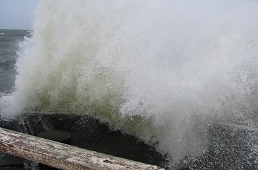 Fale sztormowe przy kołobrzeskim molo #sztorm #kołobrzeg