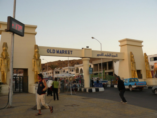 Wejście - Old Market - pętla minibusików ;) #egipt #kair #taxi #auto #samochód #sharm #sheikh #bus #old #market