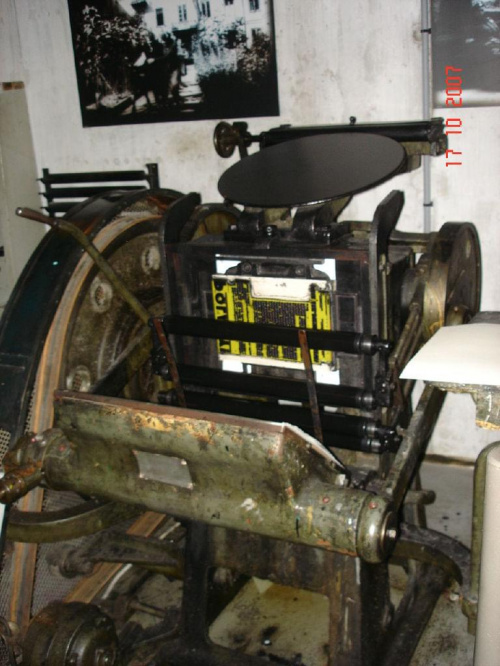 W oddzielnym pomieszczeniu eksponowane są maszyny drukarskie z lat 40., wszystkie są sprawne i drukują m.in. historyczne obwieszczenie z 3 sierpnia 1944, "Biuletyn Informacyjny" oraz ulotki okolicznościowe.