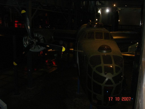 centralnym punktem jest replika samolotu Consolidated B-24 Liberator, pilotowanego przez kapitana Zbigniewa Szostaka, zestrzelonego przez myśliwce Luftwaffe w okolicach Bochni. Oryginalne elementy samolotu, odnalezione w rejonie katastrofy, włączono w...