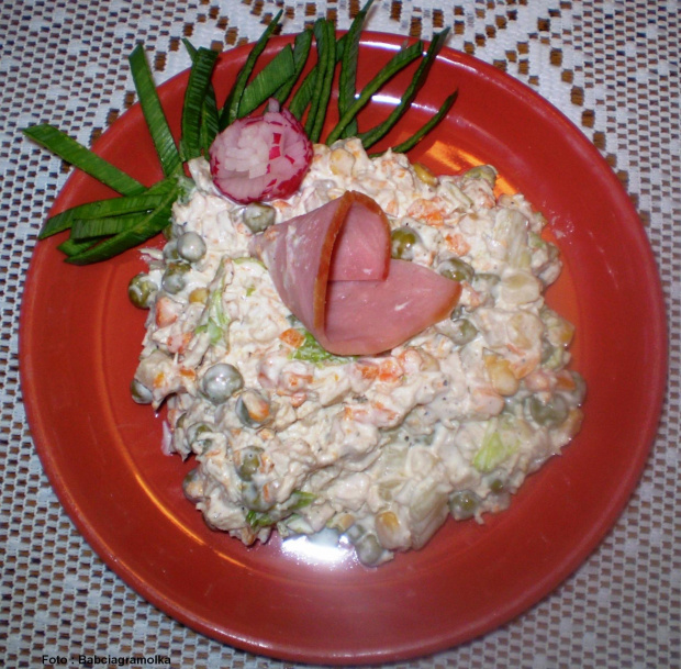 Sałatka jarzynowa z warzyw z zupy.Przepisy: www.foody.pl , WWW.kuron.pl i http://kulinaria.uwrocie.info/ #przystawki #sałatka #jedzenie #kulinaria