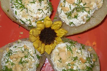 Gruszki faszerowane serem pleśniowym z orzechami.Przepisy: www.foody.pl , WWW.kuron.pl i http://kulinaria.uwrocie.info/ #przystawki #owoce #jedzenie #kulinaria #gruszki #ser #orzechy