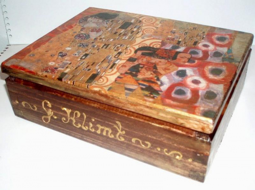 drewniana skrzyneczka - szkatuła,zdobiona motywem obrazu "POCAŁUNEK" G. KLIMTA - rękodzieło------------------- #gogana1 #MAGMA