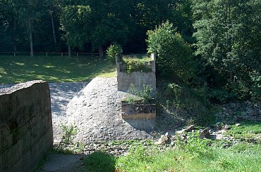 Zniszczony most przy zaporze we Wrzeszczynie #ZaporaWodna #krajobraz #ElektrowniaWodna #pilchowice #JeleniaGóra #tama #bóbr #natura #przyroda #rzeka #jezioro #las