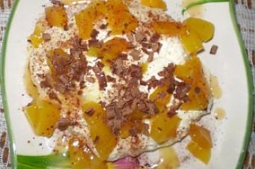 Krem Tiramisu z brzoskwiniąPrzepisy: www.foody.pl , WWW.kuron.pl i http://kulinaria.uwrocie.info/ . #deser #krem #Tiramisu #słodkości #brzoskwinia #jedzenie #kulinaria