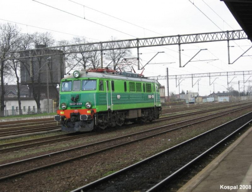 05.04.2008 (Krzyż) EU07-359 manewruje po stacji.