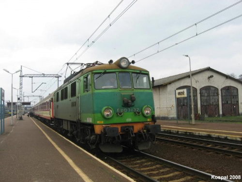 05.04.2008 (Krzyż) EU07-132 (ZT Żurawica) z pociągiem pośpiesznym Galicja do Przemyśla.