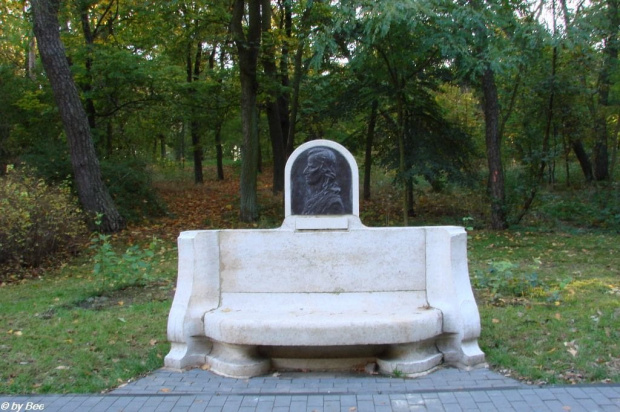 Pomnik-ławka Schillera
- marmurowa ławka ku czci wielkiego klasyka niemieckiego romantyzmu, Friedricha von Schillera #POMNIKI