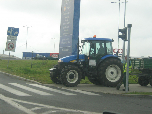 New Holland czeka na przejście...xD