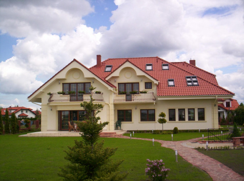 Domek o dachu wielospadkowym .Autor Zbigniew Gęsiński