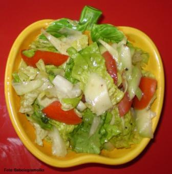 Sałata z pomidorkami i awokado.Przepisy na : http://www.kulinaria.foody.pl/ , http://www.kuron.com.pl/ i http://kulinaria.uwrocie.info/ #surówki #sałata #awokado #PomidorkiKoktajloweObiad #jedzenie #kulinaria