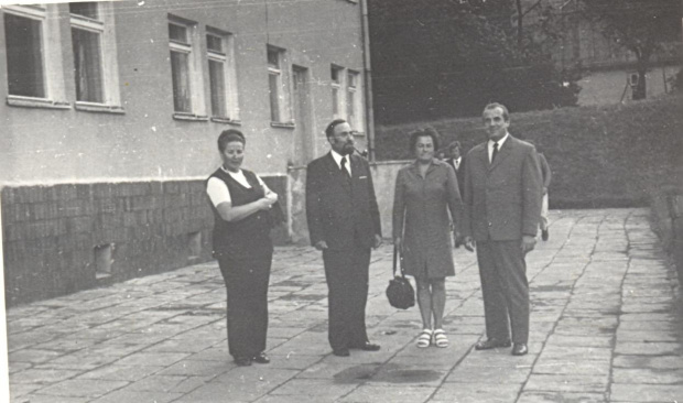 Zjazd Absolwentów (rok szkolny 1956/1957) w 1973 r.. - Zdjęcie udostępnił Marian Górski #Sobieszyn #Brzozowa #MarianGórski