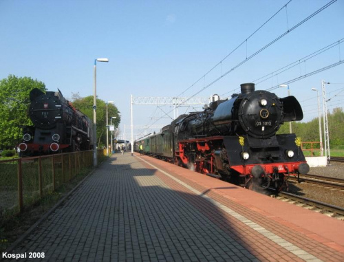 03.05.2008 (Rzepin) BR03 1010 z 13 wagonami oraz BR52 8177-9 na popychu, a obok Ty51-37.