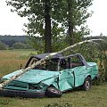 Aby nasze zdjęcia wyglądały jak najbardziej realistycznie, nie szczędziliśmy sprzętu... #wypadek #samochód #auto #drzewo #brzoza #Starokrzepice #Polska