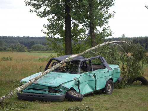 Aby nasze zdjęcia wyglądały jak najbardziej realistycznie, nie szczędziliśmy sprzętu... #wypadek #samochód #auto #drzewo #brzoza #Starokrzepice #Polska