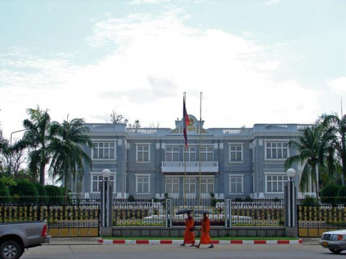 Pałac Prezydenta w Vientiane oraz mnisi z parasolami