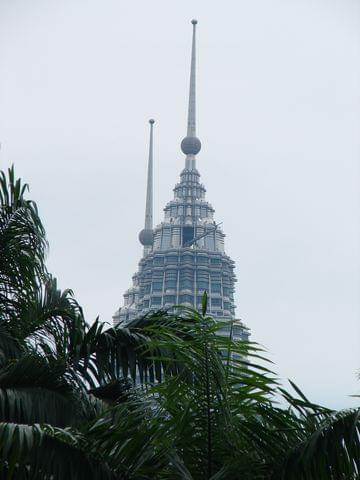 Widok na szczyt Petronas Twin Towers sprzed wieży TV (Menara Kuala Lumpur)