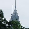 Widok na szczyt Petronas Twin Towers sprzed wieży TV (Menara Kuala Lumpur)