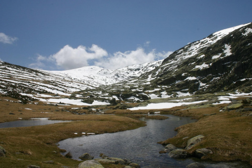 W kwietniu śniegi topnieją i zasilają w wodę potoki górskie