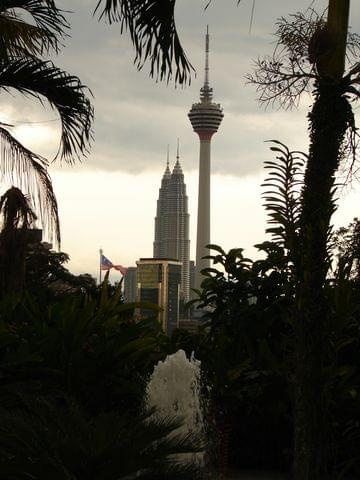 Kuala Lumpur Orchid Garden Ogród Orchidei) i widok na Petronas Towers oraz Menara Kuala Lumpur