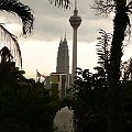 Kuala Lumpur Orchid Garden Ogród Orchidei) i widok na Petronas Towers oraz Menara Kuala Lumpur