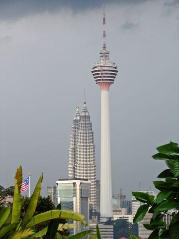 Kuala Lumpur Orchid Garden Ogród Orchidei) i widok na Petronas Towers oraz Menara Kuala Lumpur