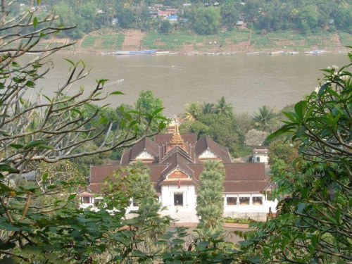 widok ze wzgórza Phu Si na Pałac Królewski, Luang Prabang