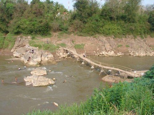 mostek na rzece, która wpływa do Mekongu (po lewej poza zdjęciem), Luang Prabang